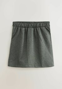 Sivá sukňa s elastickým pásom vyrobená z mäkkého materiálu, s naberaným dizajnom a rovnými okrajmi, vhodná na bežné nosenie.