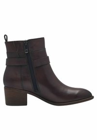 Bota de tobillo de cuero marrón con cremallera lateral, tacón apilado y correas decorativas. Textura suave con punta redondeada y acentos cosidos.