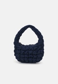 Sac à main en tissu tissé bleu marine avec une poignée tressée rembourrée et une fermeture zippée sur le dessus, sur un fond blanc.