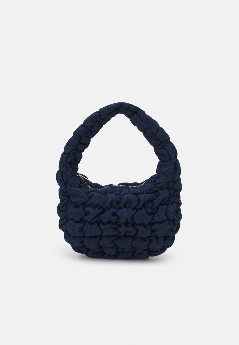 Sac à main en tissu tissé bleu marine avec une poignée tressée rembourrée et une fermeture zippée sur le dessus, sur un fond blanc.