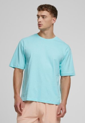 T-shirt bleu clair à manches courtes avec un col rond, en coton doux, présentant une coupe décontractée et un ourlet droit.