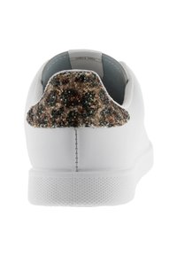 Vit sneaker med ett strukturerat, mönstrat brunt och svart accent vid hälen. Slätt lädermaterial med gummisula.