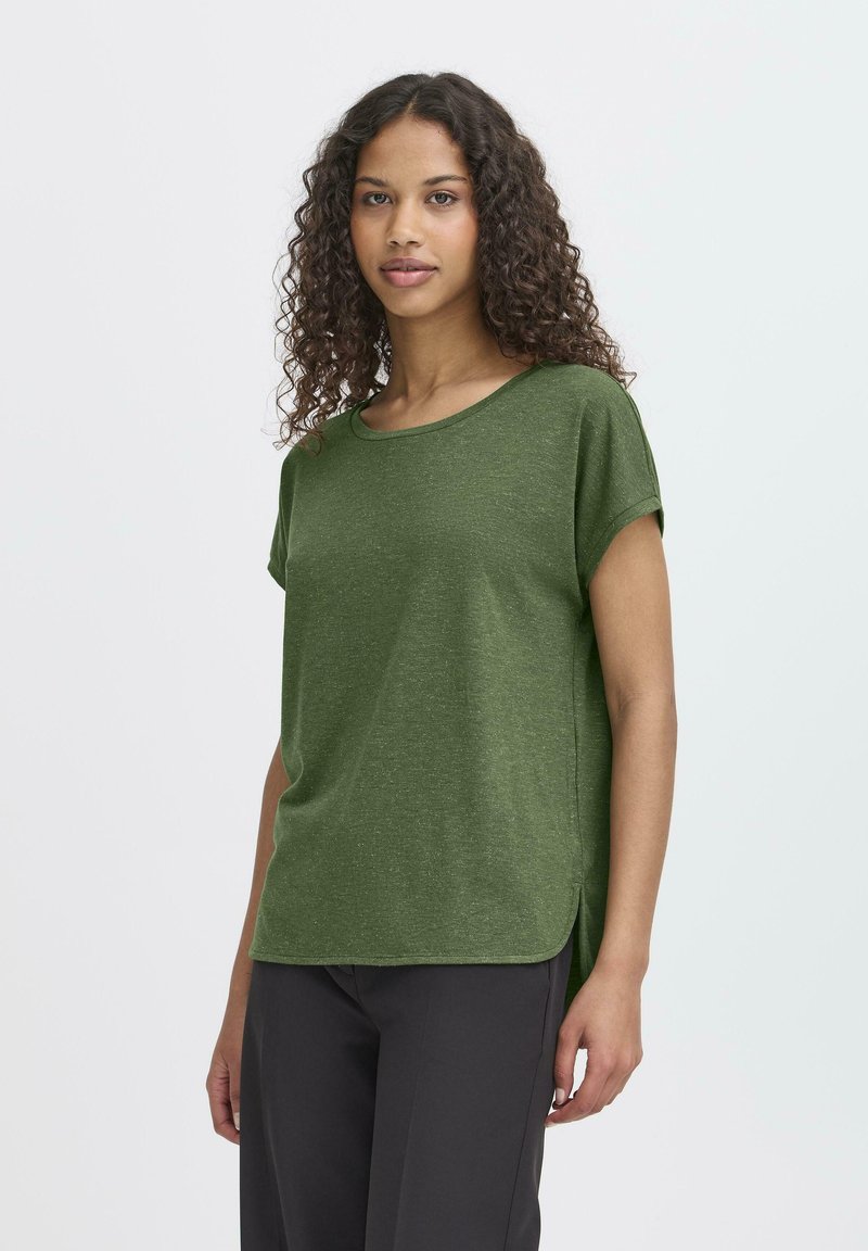 T-shirt vert à manches courtes avec un col rond et des fentes latérales. Fabriqué en tissu texturé, présenté avec un motif chiné subtil.