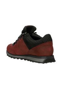 Scarpe da escursionismo da uomo in suede borgogna con dettagli in rete nera, dotate di una parte superiore testurizzata, occhielli in metallo per i lacci e suola in gomma.