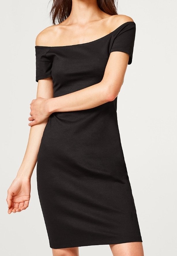 Robe noire décolletée avec manches courtes, silhouette ajustée, en tissu lisse, longueur genou, design minimaliste sans motifs.