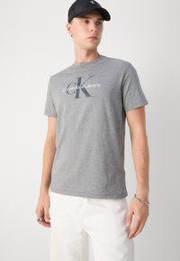 Calvin Klein Jeans HERO MONOGRAM TEE - T-shirt con stampa - medium grey heather