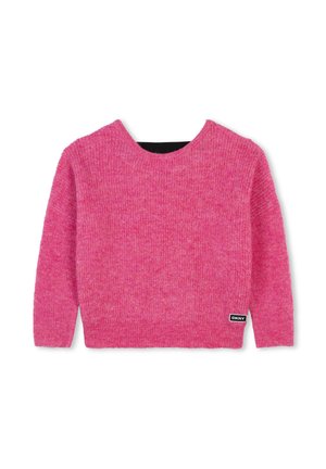 Suéter de punto rosa con cuello redondo, mangas largas y un acabado texturizado. Presenta una pequeña etiqueta negra con el logo de DKNY en el lado inferior.