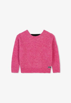 Pull en tricot rose avec un col rond, des manches longues et une finition texturée. Présente une petite étiquette logo black DKNY sur le côté inférieur.