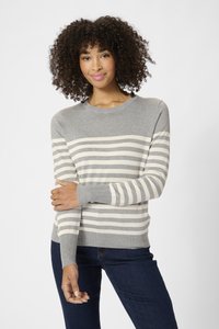 Pull gris rayé avec des rayures horizontales gris clair et blanches, col rond, poignets ajustés, et fabriqué à partir d'un tissu doux et texturé.