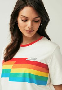 Little Bird SHORT SLEEVE RAINBOW STRIPE  REGULAR FIT - Apdrukāts T-krekls - red