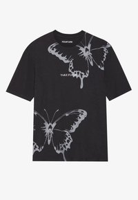 Sort kortærmet T-shirt lavet af bomuld med store sølv sommerfugle grafik og teksten "TAKE FLIGHT" i fed skrift.