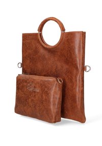 Borsa tote in pelle marrone con manico circolare e tasca con zip. Texture granulosa, design minimalista, con accenti metallici e dettaglio del logo.