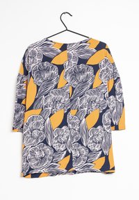 Bluse mit Blumenmuster in Marineblau und Senfgelb, aus weichem Stoff gefertigt. Mit Dreiviertelärmeln und rundem Halsausschnitt, in lockerer Passform.