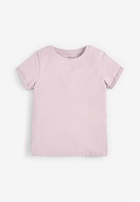 Hellviolettes kurzärmeliges Baumwoll-T-Shirt mit umgeschlagenen Bündchen und rundem Halsausschnitt, flach auf weißem Hintergrund gelegt.