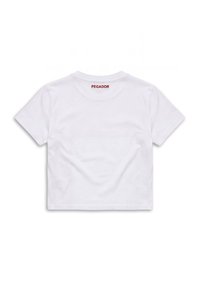 Λευκό crop t-shirt με κοντά μανίκια και κόκκινο κείμενο "PEGADOR" τυπωμένο στο πάνω μέρος της πίσω πλευράς του λαιμού.