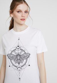 Mister Tee MOTH  - Trükipildiga T-särk - white