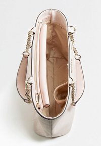 Jasnoszara i różowa torebka na łańcuszku, z zapięciem na zamek błyskawiczny i jedną główną komorą. Wnętrze wyłożone beżową tkaniną z detalami logo.