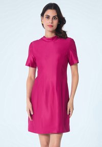 Robe en satin fuchsia à manches courtes, col haut et corsage structuré. Dispose de détails de couture subtils et d'une longueur mi-genou.