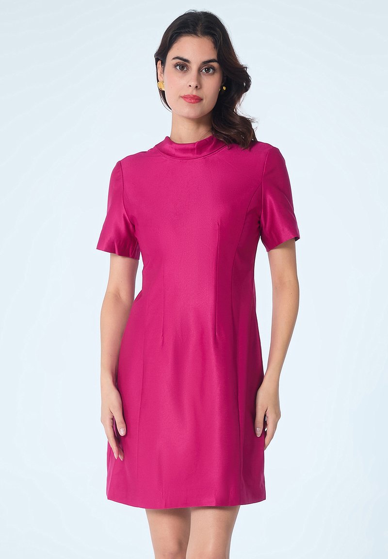 Robe en satin fuchsia à manches courtes, col haut et corsage structuré. Dispose de détails de couture subtils et d'une longueur mi-genou.