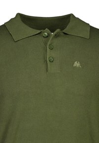 Olivgrünes Poloshirt mit geripptem Kragen, drei passenden Knöpfen und einem kleinen gestickten Logo auf der Brust. Glatte Stofftextur.