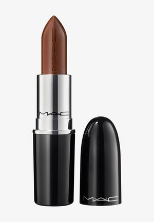 Bruine MAC lippenstift met zilverkleurige en zwarte huls, met de dop verwijderd en naast de lipstick geplaatst op een witte achtergrond.