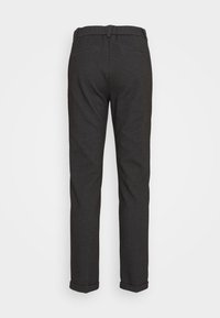 Pantalon gris foncé à jambes droites avec revers roulés, poches arrière et taille ajustée, vu de dos sur fond blanc.