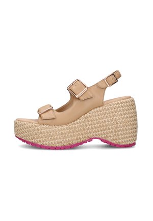 Sandalo con zeppa con cinturini in pelle beige e fibbie dorate, suola piattaforma intrecciata e suola esterna in gomma rosa brillante.