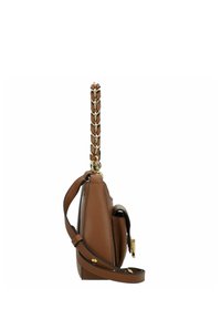 Bolso de mano de cuero marrón con acabado texturizado, que presenta un asa de cadena trenzada y una correa desmontable. Vista lateral que destaca su forma y diseño.