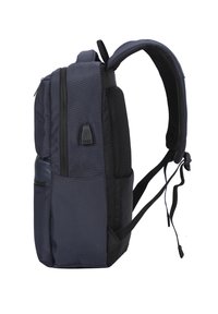 Zaino blu scuro e nero con spallacci imbottiti, tasca laterale in rete e porta di ricarica USB esterna sul lato.