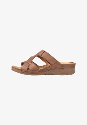 Brązowy sandał wsuwany z dwoma szerokimi krzyżującymi się paskami, otwartym czubkiem, wyciętymi bocznymi panelami i niską koturną.