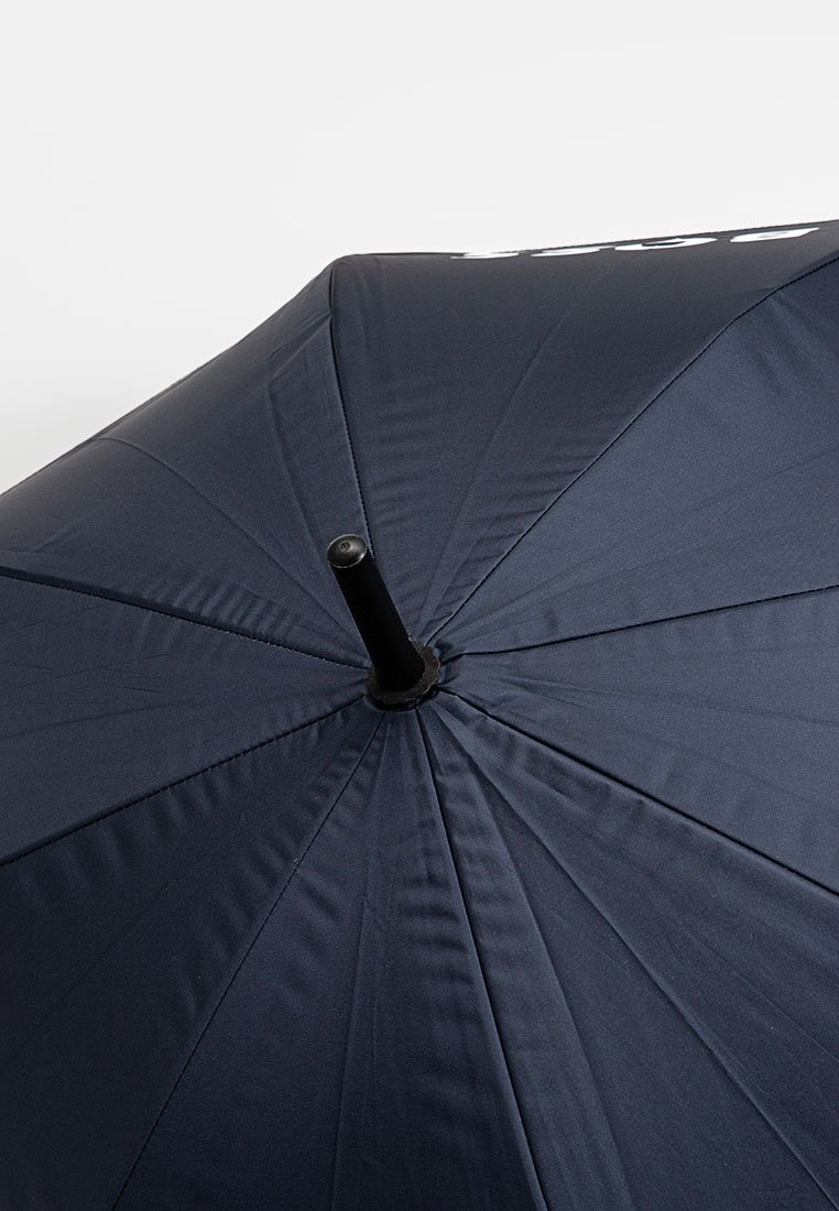 Granatowy parasol z gładką, matową powierzchnią, składający się z ośmiu paneli oraz czarnym metalowym trzonkiem i uchwytem.