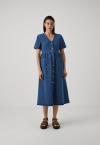 ONLY - ONLKARLA MIDI DRESS - Denimové šaty - medium blue denim Miniatura obrázku 1