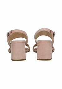 Sandały na słupku o jasnoróżowym wykończeniu z zamszu, z paskami na kostce i kwadratowym kształtem obcasa. Zapięcie na klamrę po boku.