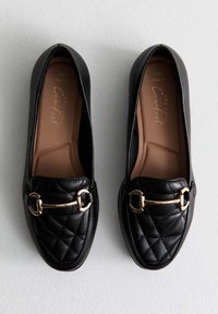 Zwarte gewatteerde leren ballerina's met een ronde neus, voorzien van een gouden hardware accent en een gladde binnenkant.