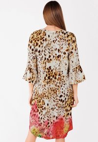 Vestido de animal print de leopardo con mangas acampanadas, que presenta un degradado de rosa y verde en el dobladillo. Tela ligera y fluida con una textura suave.