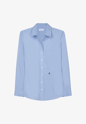 Blau-weiße karierte Langarmbluse mit spitzem Kragen, vorderem Knopfverschluss und gesticktem schwarzen Blumenakzent auf der linken Seite.