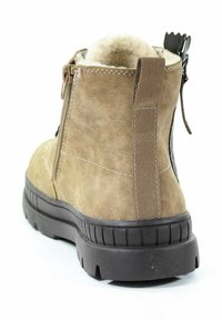 Beżowe botki za kostkę z miękkim wyściółką wewnętrzną, zamkiem błyskawicznym, teksturowanym zamszowym wierzchem i gumową podeszwą z ryflowaniem zapewniającym przyczepność.
