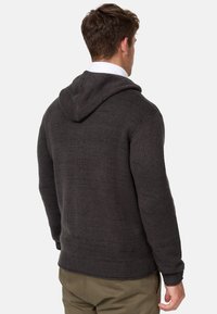 Dunkelgrauer Strickhoodie mit einer strukturierten Oberfläche, ausgestattet mit einer Kapuze und gerippten Bündchen sowie Saum. Einfaches Design ohne sichtbare Logos oder Muster.