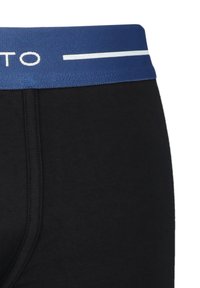 Czarne bokserki o gładkiej teksturze z niebieskim elastycznym paskiem w talii z białą paskiem i logo.