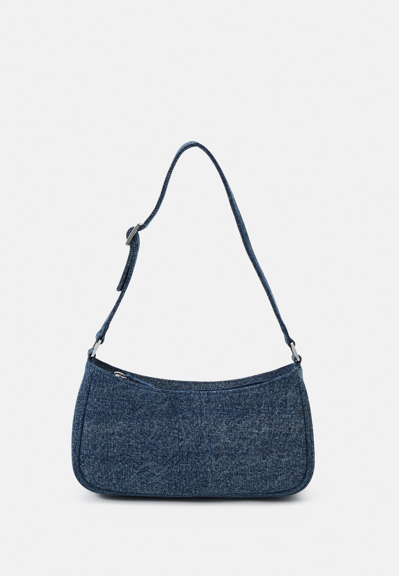 Petit sac à bandoulière en denim bleu avec une sangle réglable et une fermeture éclair, présenté sur un fond clair uni.