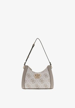 Grijze en beige Guess-handtas met patroon van logo, goudkleurige hardware en verstelbare zwarte schouderriem.