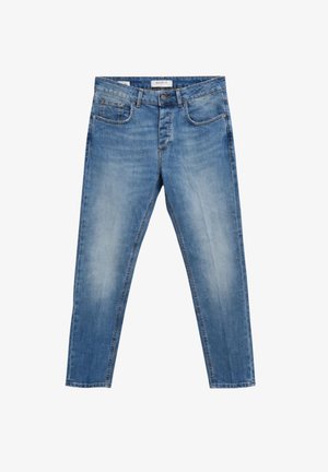 Jeans in denim blu sbiadito con bottone frontale, cerniera, passanti per cintura e design a cinque tasche, stesi su uno sfondo bianco.