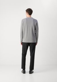 BOSS TEMPESTO - Tops ar garām piedurknēm - light pastel grey