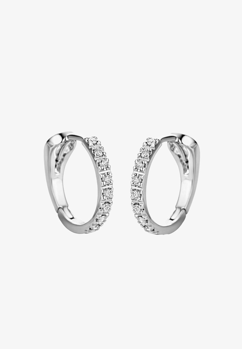 Huggie naušnice od poliranog srebra, sa redom malih, okruglih prozirnih kamenčića umetnutih duž prednjeg ruba za dodatni sjaj.