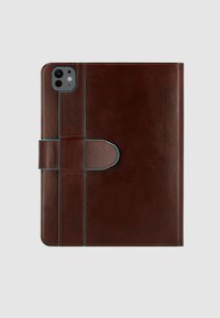 Bruine leren tablethoes met blauwe stiksels, voorzien van een stevige sluitriem en een uitsparing aan de achterkant voor de camera. Gladde textuur.