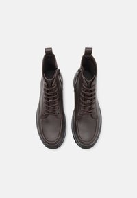 Calvin Klein Jeans Šněrovací kotníkové boty - dark brown