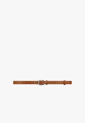 Ceinture en cuir marron avec un motif tissé, boucle en argent et plusieurs trous de réglage sur fond blanc.