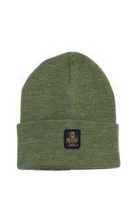 Berretto lavorato a maglia verde con risvolto, caratterizzato da una toppa rettangolare nera con marchio in oro. Texture morbida e finitura liscia.