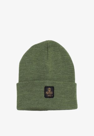 Berretto lavorato a maglia verde con risvolto, caratterizzato da una toppa rettangolare nera con marchio in oro. Texture morbida e finitura liscia.