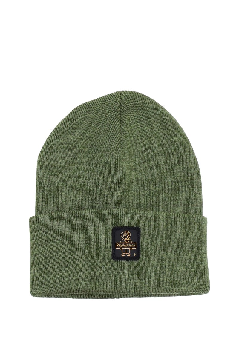 Berretto lavorato a maglia verde con risvolto, caratterizzato da una toppa rettangolare nera con marchio in oro. Texture morbida e finitura liscia.